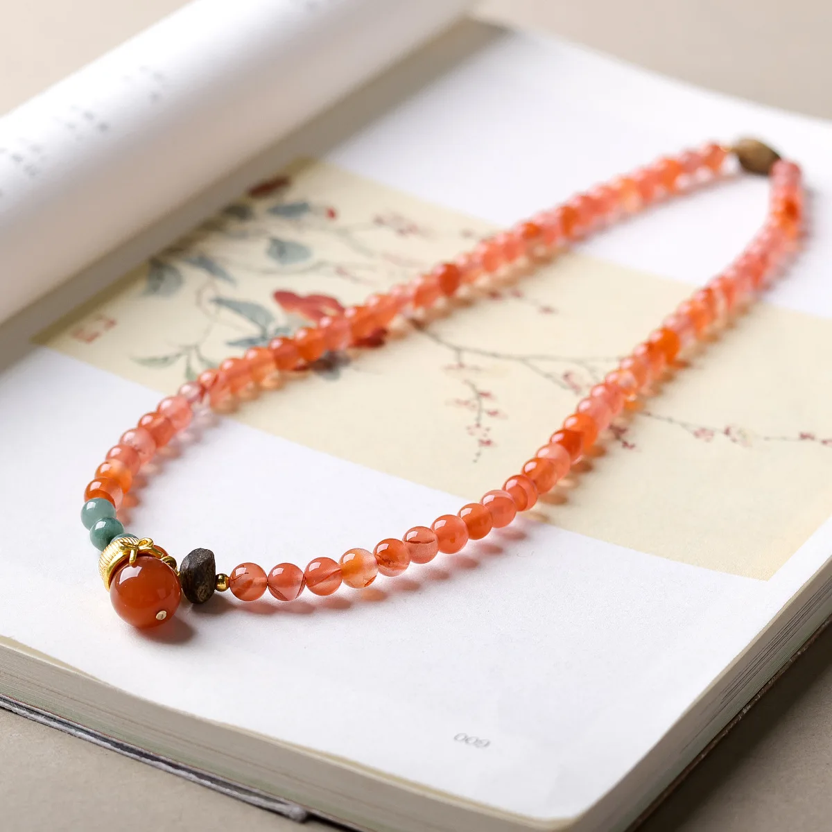 Small gourd-shaped natural Nanhong agate double-strand bracelet; Chinese-style jadeite collectible bracelet
Small gourd-shaped natural Nanhong agate double-strand bracelet; Chinese-style jadeite collectible bracelet
