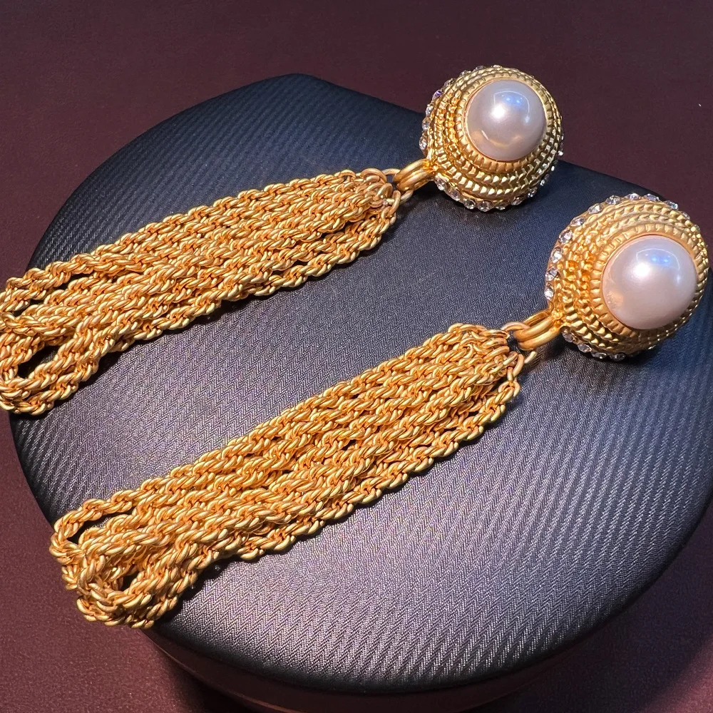 Medieval heavy industry vintage fringed brass plated real gold western antique premium sense niche pearl sweep shoulder earrings
Medieval heavy industry vintage fringed brass plated real gold western antique premium sense niche pearl sweep shoulder earrings