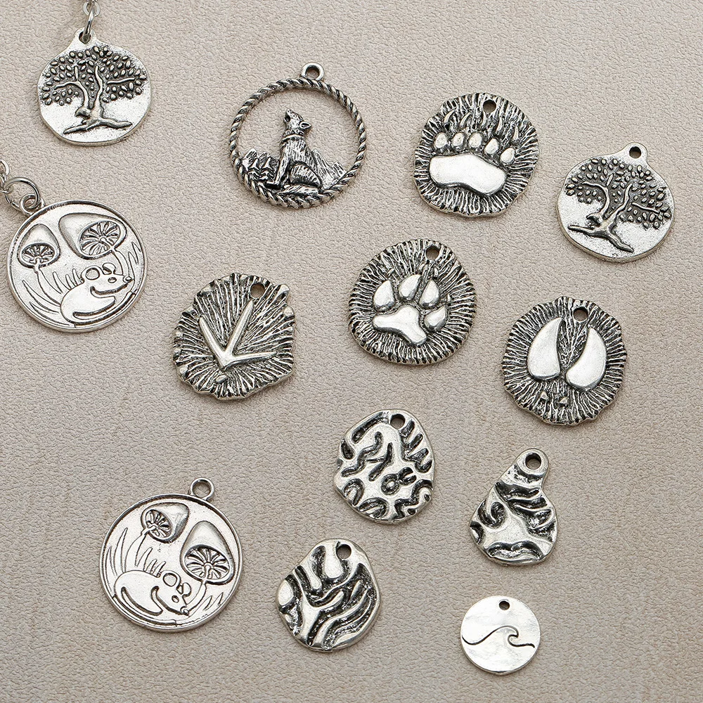 A unique ancient silver jewelry accessory, horse head tree bear paw handcrafted bracelet necklace pendant
A unique ancient silver jewelry accessory, horse head tree bear paw handcrafted bracelet necklace pendant