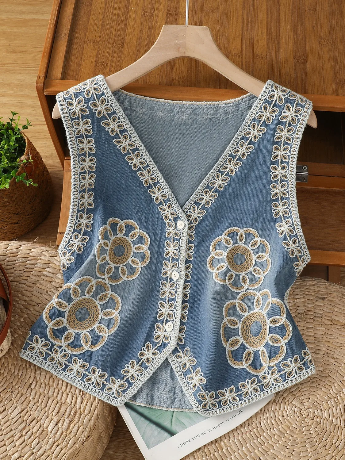 Elegant Embroidered Floral Denim Vest Women's Summer Loose Sleeveless Outerwear Shoulder Pad Top Button up Short V-Neck Thin
Elegant Embroidered Floral Denim Vest Women's Summer Loose Sleeveless Outerwear Shoulder Pad Top Button up Short V-Neck Thin