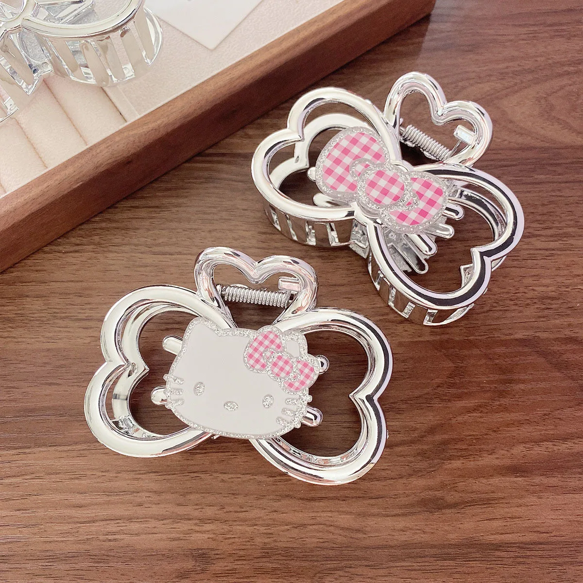 Заколка для волос Hello Kitty с двусторонним серебристым блеском, в виде банта, для женщин, милый и стильный аксессуар для волос, модный зажим-краб, подарок для макияжа
Заколка для волос Hello Kitty с двусторонним серебристым блеском, в виде банта, для женщин, милый и стильный аксессуар для волос, модный зажим-краб, подарок для макияжа