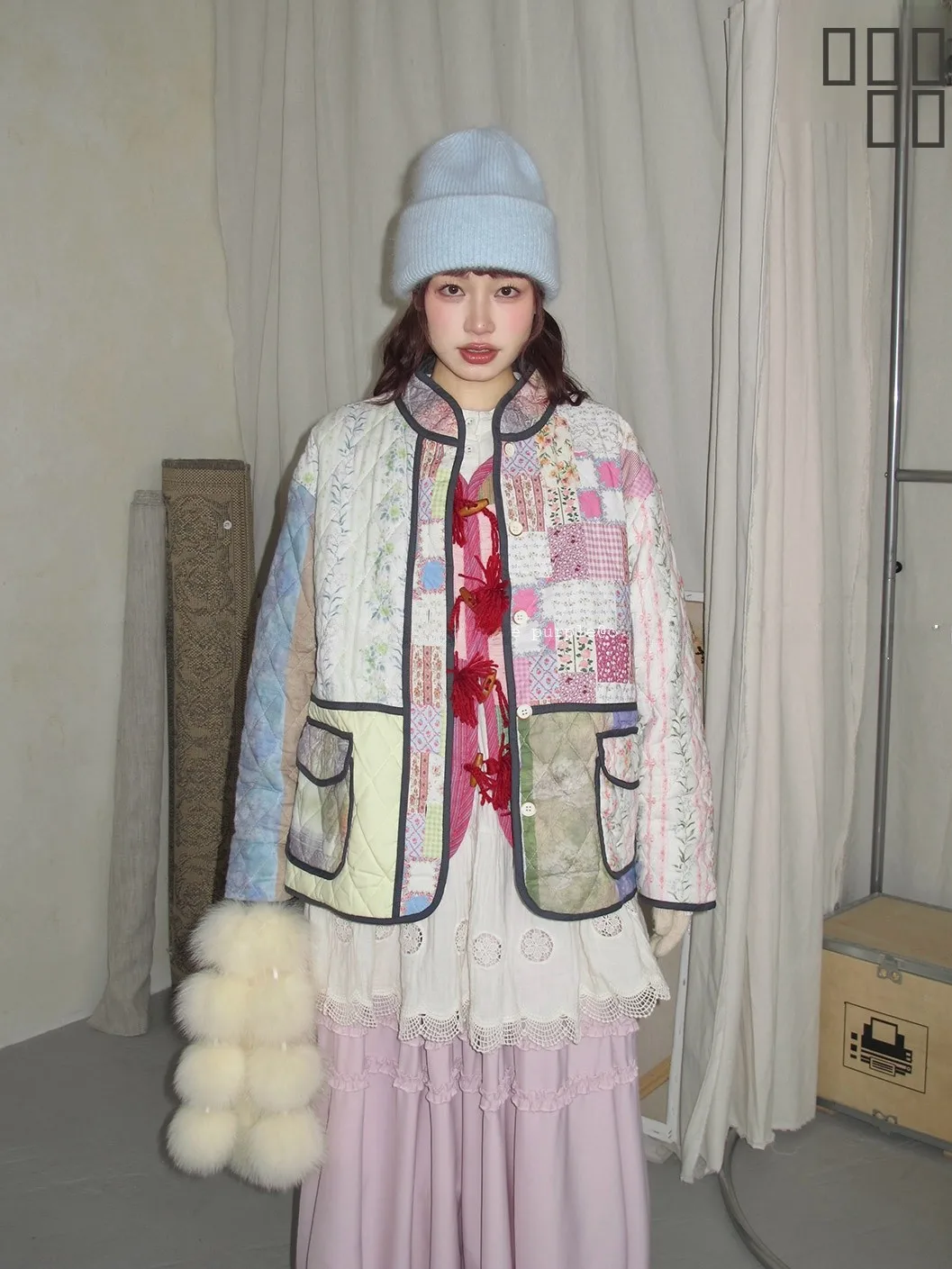 Ретро-куртка с принтом и пэчворком, воротником-стойкой, в корейском стиле, с большими карманами, хлопковое теплое пальто, верхняя одежда с длинными рукавами, на пуговицах
Ретро-куртка с принтом и пэчворком, воротником-стойкой, в корейском стиле, с большими карманами, хлопковое теплое пальто, верхняя одежда с длинными рукавами, на пуговицах