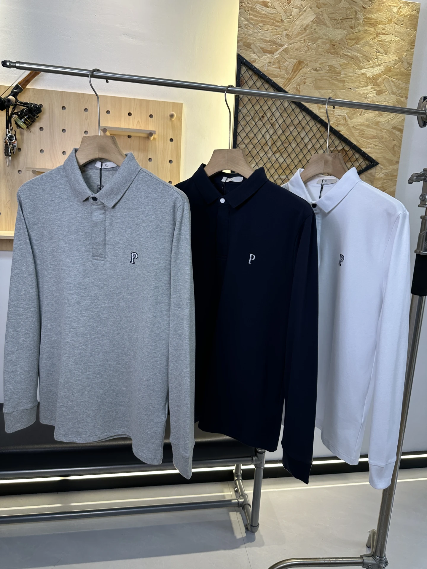 Изысканная мужская рубашка с длинным рукавом, вышивкой, из хлопка (95%) и полиэстера (5%), дышащая, повседневная, на пуговицах, для офиса
Изысканная мужская рубашка с длинным рукавом, вышивкой, из хлопка (95%) и полиэстера (5%), дышащая, повседневная, на пуговицах, для офиса