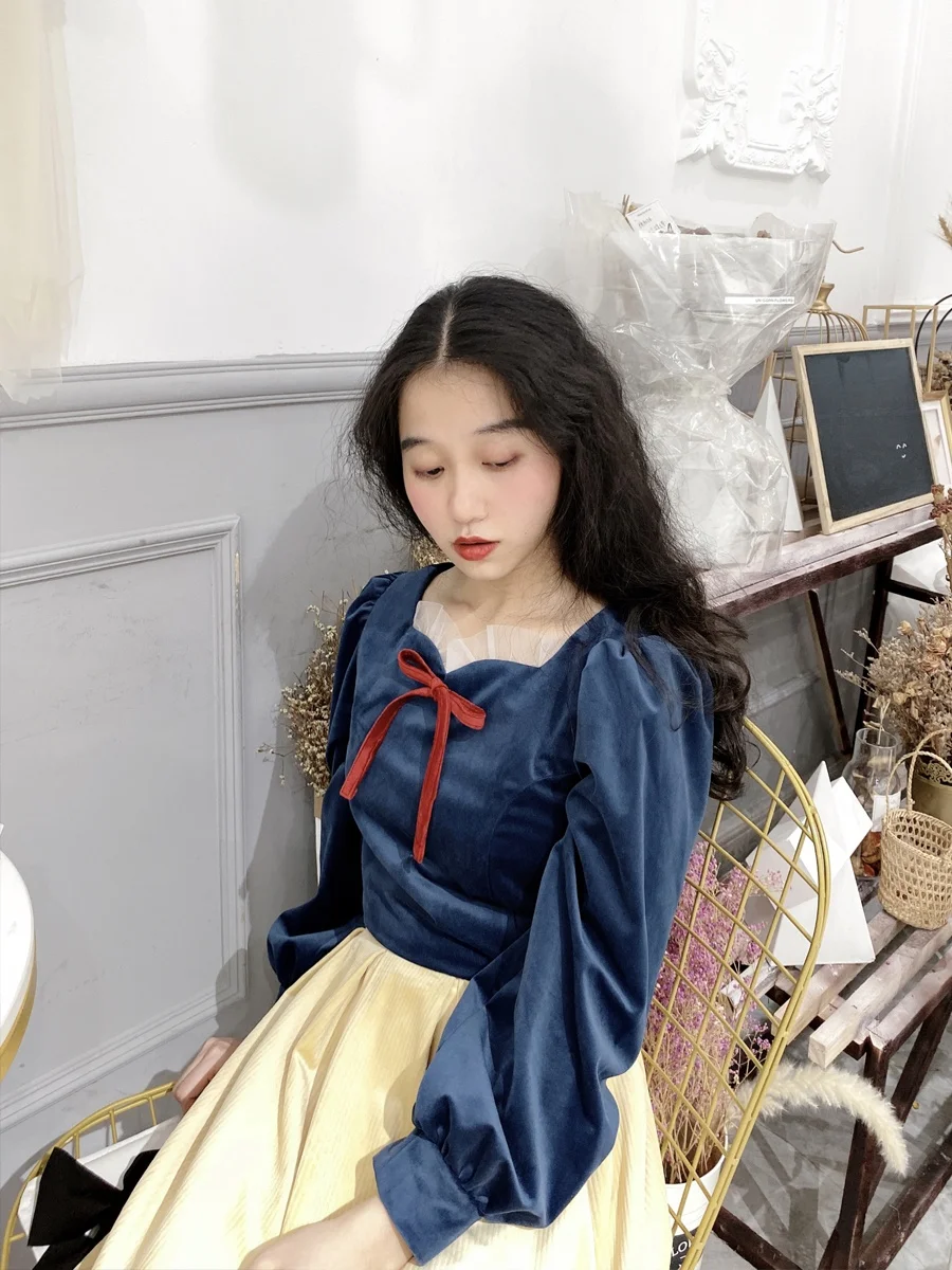 Original Whale Bubble Sleeve Velvet Set Snow White Retro Blue Yellow Pleated Skirt Fashionable Women's Ensemble Polyester
Original Whale Bubble Sleeve Velvet Set Snow White Retro Blue Yellow Pleated Skirt Fashionable Women's Ensemble Polyester