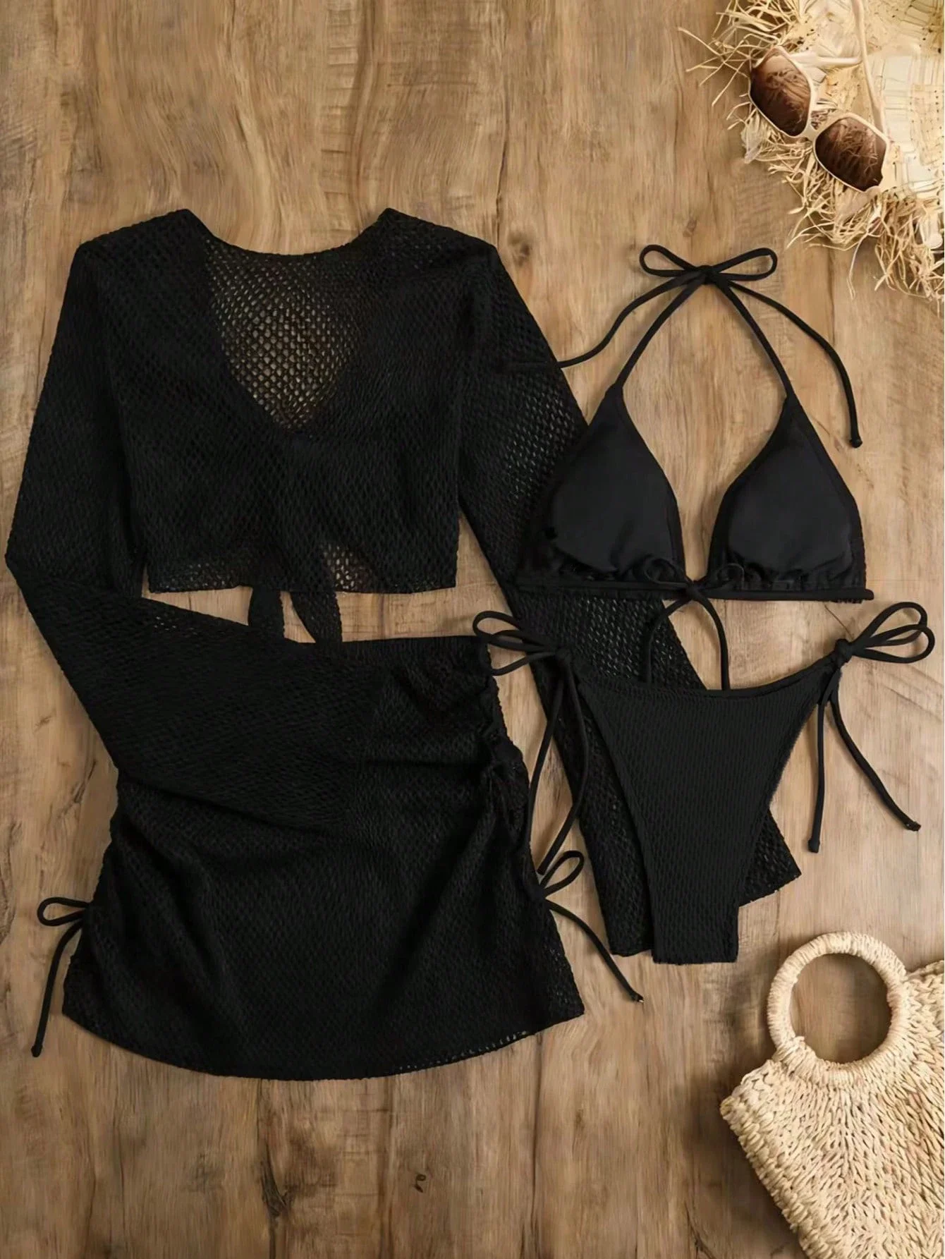 Черный комплект бикини с треугольными чашечками и сетчатой накидкой для пляжного отдыха
Черный комплект бикини с треугольными чашечками и сетчатой накидкой для пляжного отдыха