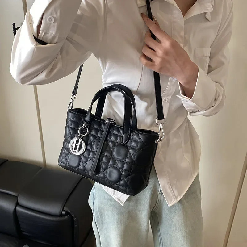 Classic Designer Paris Fashion Crossbody Handbag for Women with Vintage Minimalist Elegant Leather Look
Classic Designer Paris Fashion Crossbody Handbag for Women with Vintage Minimalist Elegant Leather Look