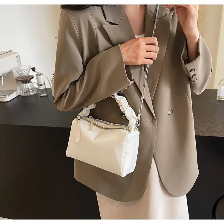Small Niche Design Fashionable Chain One Shoulder Versatile Crossbody Bag Hand-Held Mobile Phone Bag
Small Niche Design Fashionable Chain One Shoulder Versatile Crossbody Bag Hand-Held Mobile Phone Bag