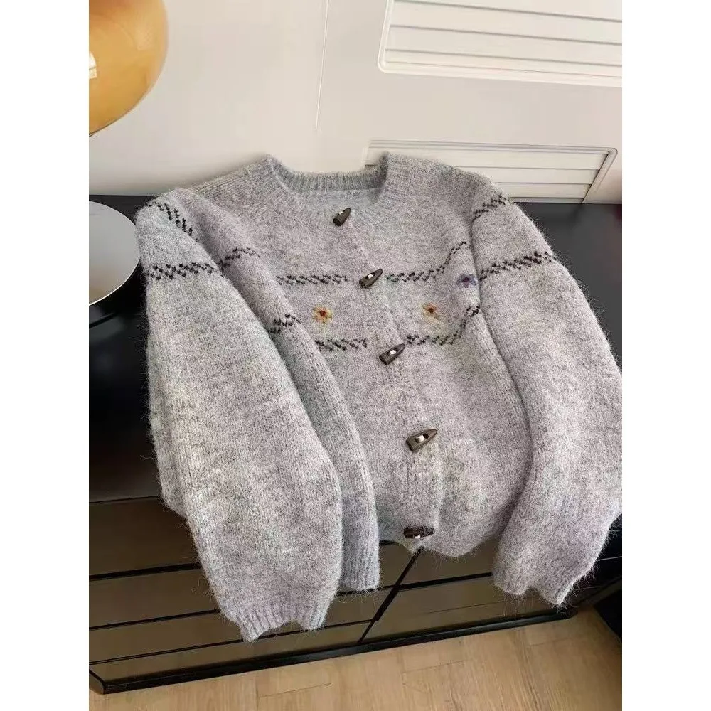 Cardigan Sweater Medium Thickness Shoulder Width round Neck Single Button New Arrival Loose Lazy Style Retro Horn Knitted Open
Cardigan Sweater Medium Thickness Shoulder Width round Neck Single Button New Arrival Loose Lazy Style Retro Horn Knitted Open