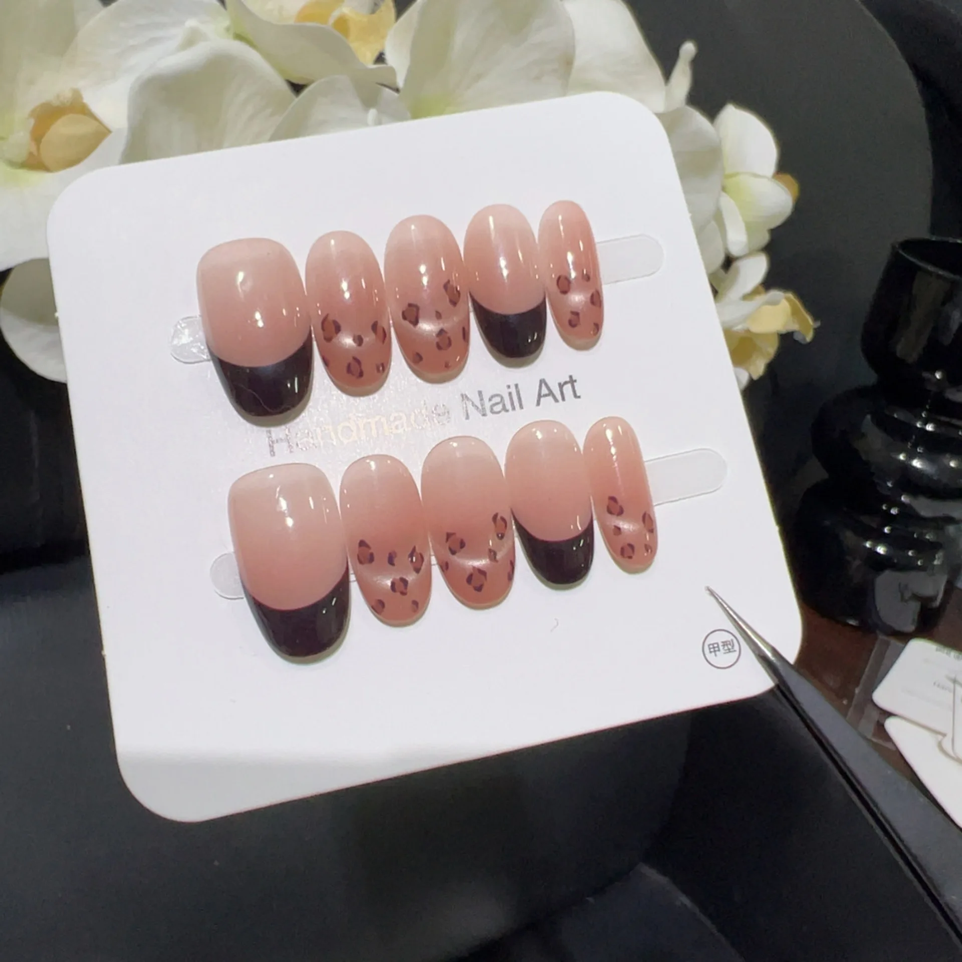 10 шт. Короткие овальные французские ногти ручной работы с улыбающимся кошачьим глазом и леопардовым принтом, милые крутые накладные ногти, носимые накладные ногти, художественный наконечник
10 шт. Короткие овальные французские ногти ручной работы с улыбающимся кошачьим глазом и леопардовым принтом, милые крутые накладные ногти, носимые накладные ногти, художественный наконечник