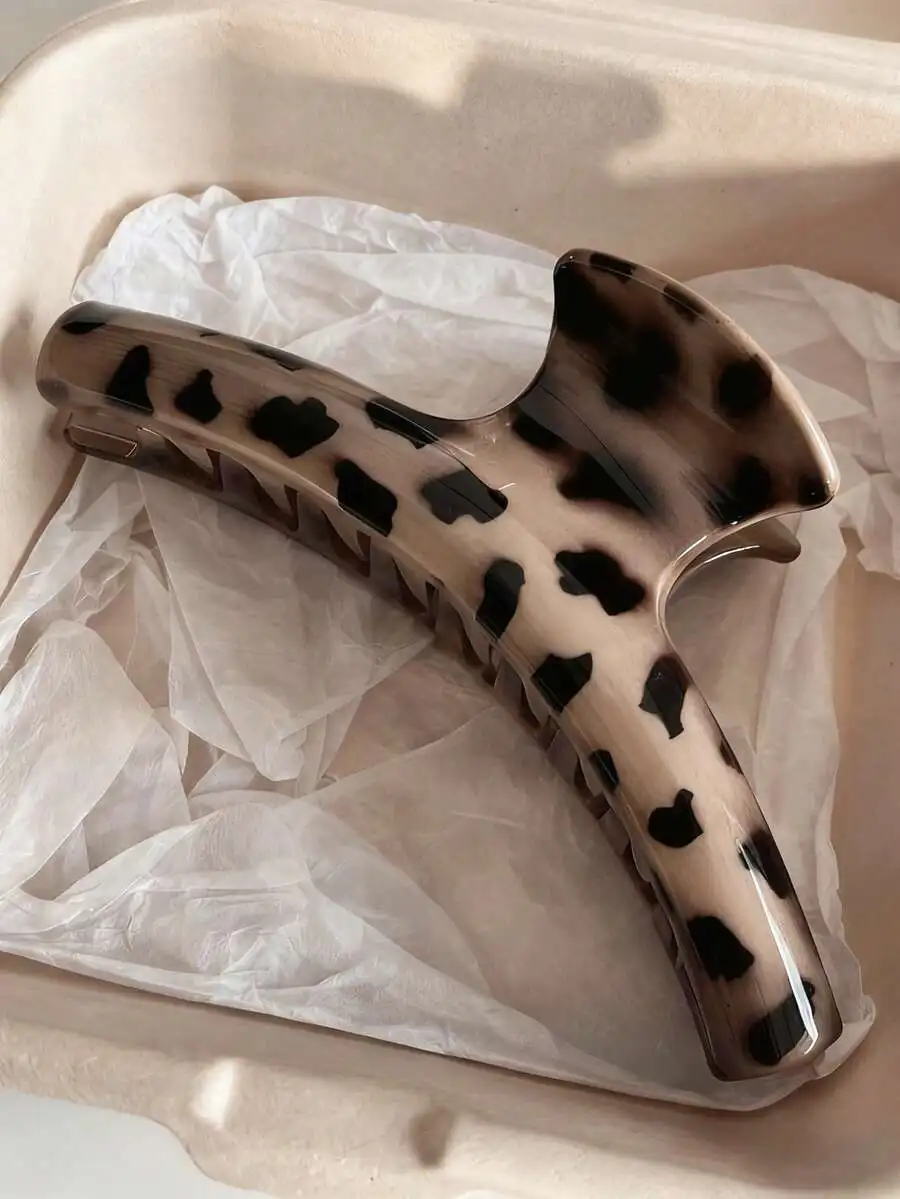 Brown Tortoiseshell Large Jelly Plastic Hair Claw Clip For Women, Lightweight Casual Accessory Ideal For Daily Wear And Outfits
Brown Tortoiseshell Large Jelly Plastic Hair Claw Clip For Women, Lightweight Casual Accessory Ideal For Daily Wear And Outfits