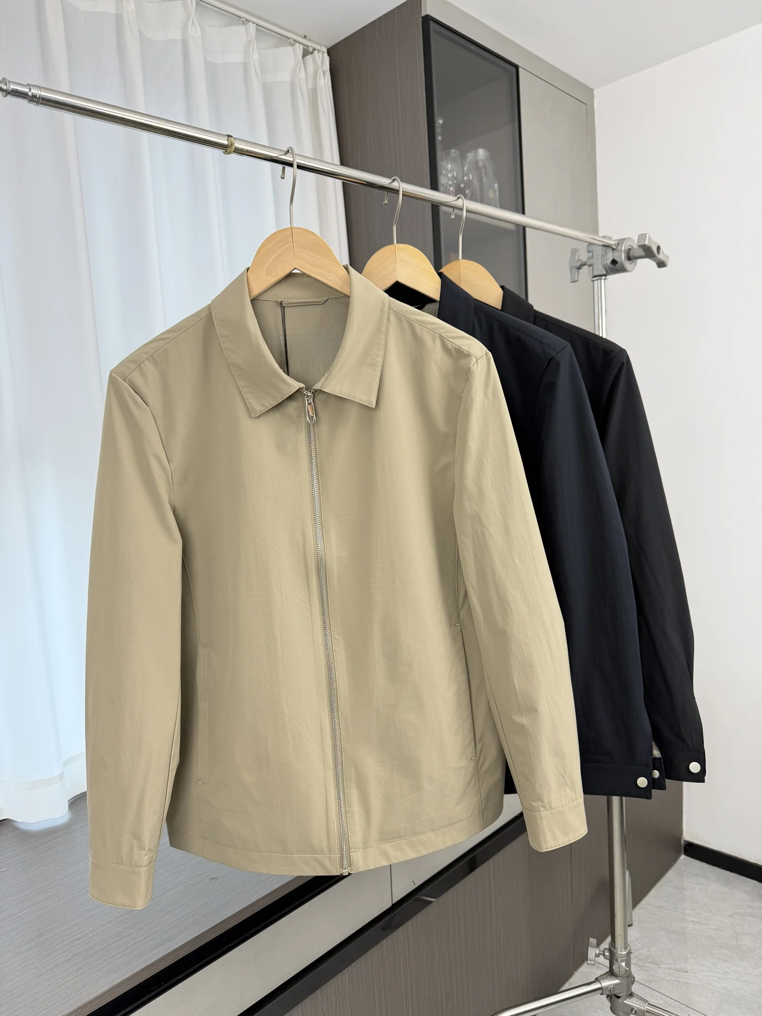 Light Business Casual Style! Spring Men's Lightweight Flip-Collar Fashionable Jacket Outerwear for Commuting And Leisure
Light Business Casual Style! Spring Men's Lightweight Flip-Collar Fashionable Jacket Outerwear for Commuting And Leisure