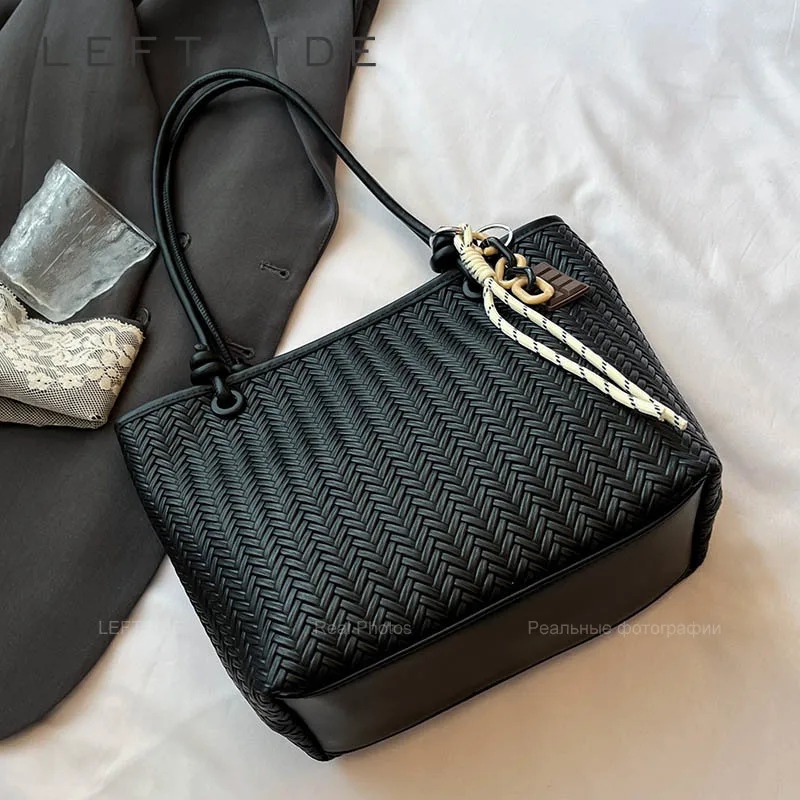 LEFTSIDE Small Weave PU Leather Shoulder Bag for Women 2025 Winter Luxury Tote Bag Lady Designer Simple Handbags and Purses 
LEFTSIDE Small Weave PU Leather Shoulder Bag for Women 2025 Winter Luxury Tote Bag Lady Designer Simple Handbags and Purses