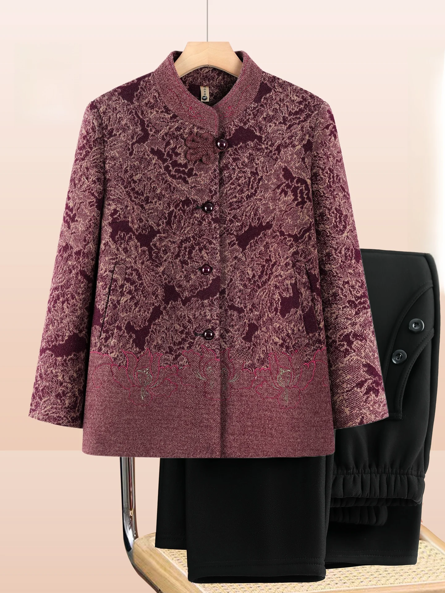 Модное теплое пальто из искусственного меха норки для женщин среднего и старшего возраста с длинными рукавами и асимметричным кроем для осени и зимы.
Модное теплое пальто из искусственного меха норки для женщин среднего и старшего возраста с длинными рукавами и асимметричным кроем для осени и зимы.