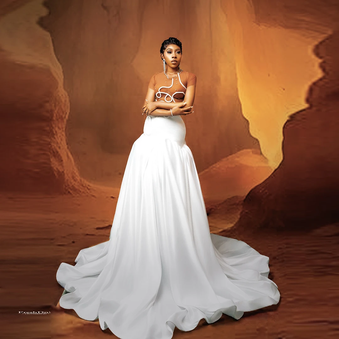 Gorgeous White Satin Mermaid Evening Dress Caramel Sheer Mesh Bodice Wedding Gowns with 3D Beading Sequins African Bride Gown
Gorgeous White Satin Mermaid Evening Dress Caramel Sheer Mesh Bodice Wedding Gowns with 3D Beading Sequins African Bride Gown