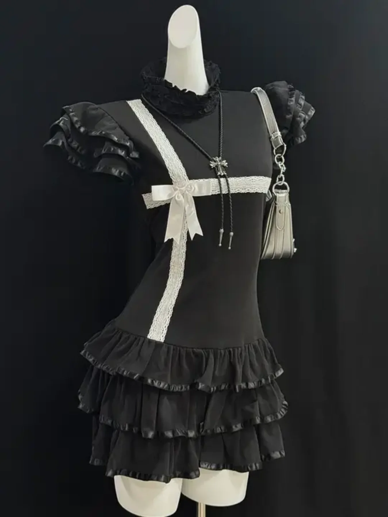 European and American vintage design, Gothic dark bow lace short sleeved dress, waist cinching sexy little black dress
European and American vintage design, Gothic dark bow lace short sleeved dress, waist cinching sexy little black dress