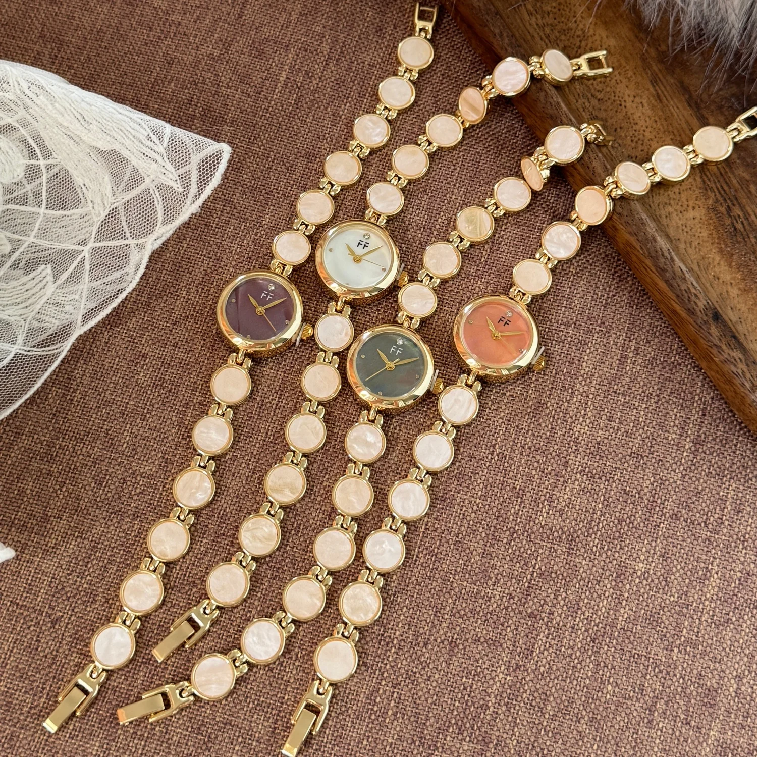 Small Dial Natural Shell Bracelet Ladies Watches Gold Gold Creative Stylish Dress Quartz Wristwatch Clock Gifts Watch For Women
Small Dial Natural Shell Bracelet Ladies Watches Gold Gold Creative Stylish Dress Quartz Wristwatch Clock Gifts Watch For Women
