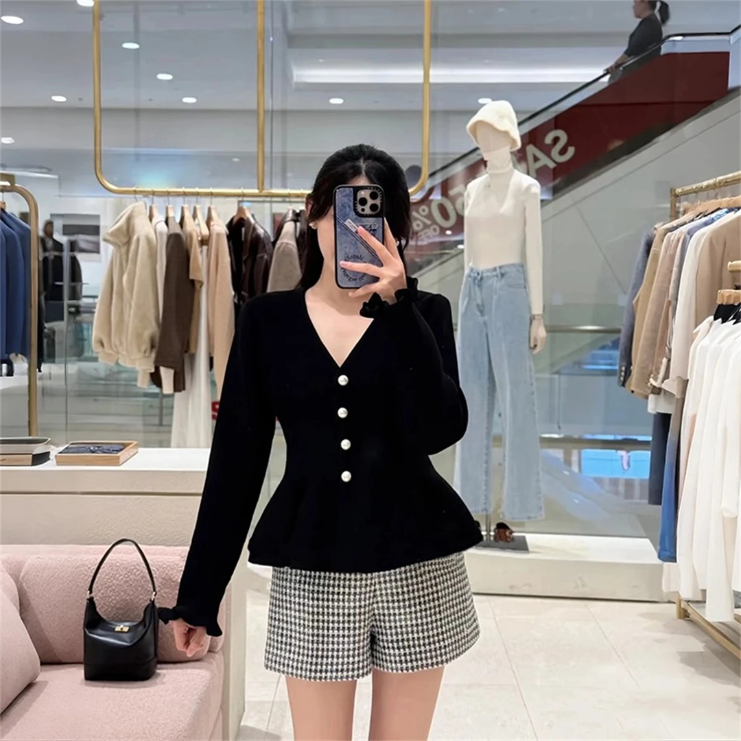 French Style Slim Fit Knitted Sweater Pearl Button Black Cute Waist Design Polyester Blend Long Sleeve V Neck Casual Wear
French Style Slim Fit Knitted Sweater Pearl Button Black Cute Waist Design Polyester Blend Long Sleeve V Neck Casual Wear