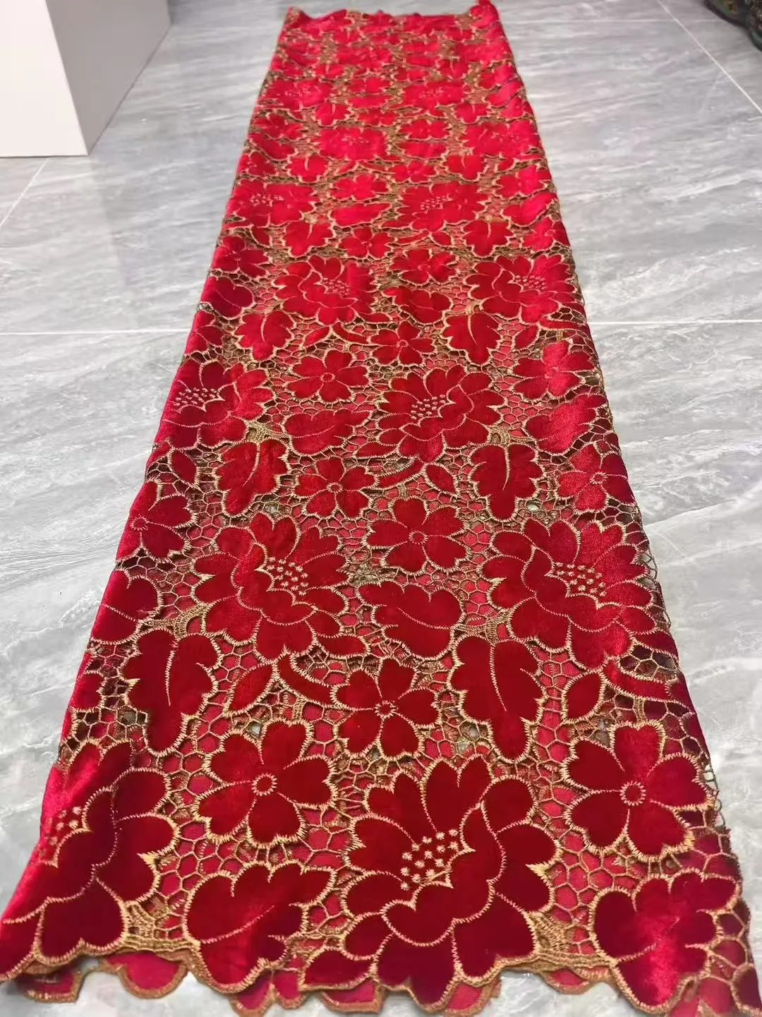 Nigerian Guipure Velvet Lace Fabric 2026 High-Quality Latest African French Velvet Fabric for Women Wedding Party Dress Sewing
Nigerian Guipure Velvet Lace Fabric 2026 High-Quality Latest African French Velvet Fabric for Women Wedding Party Dress Sewing