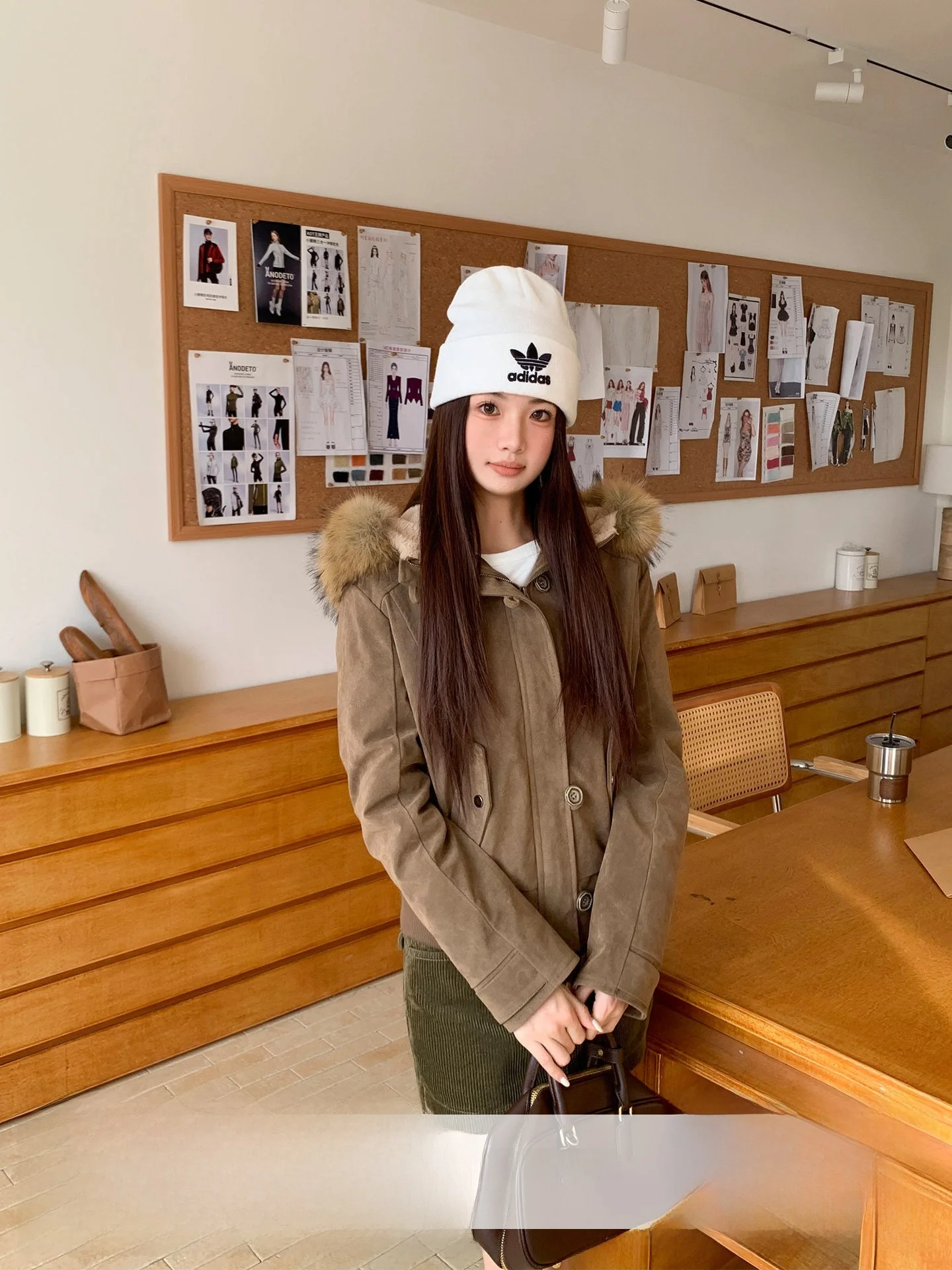 Зимняя утепленная хлопковая куртка женская с капюшоном и меховым воротником, 5 размеров, цвет оранжевый, в американском стиле, женская одежда.
Зимняя утепленная хлопковая куртка женская с капюшоном и меховым воротником, 5 размеров, цвет оранжевый, в американском стиле, женская одежда.