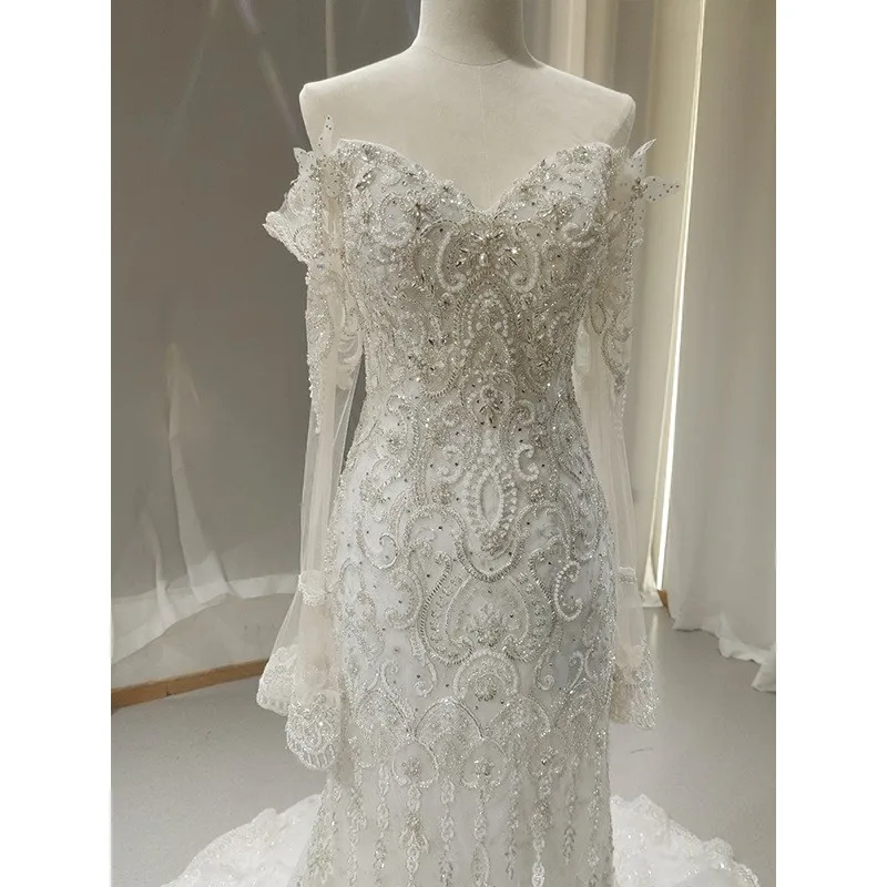 A new long-sleeved lace dress made of fishtail chiffon featuring light and small tailline for travel photography
A new long-sleeved lace dress made of fishtail chiffon featuring light and small tailline for travel photography