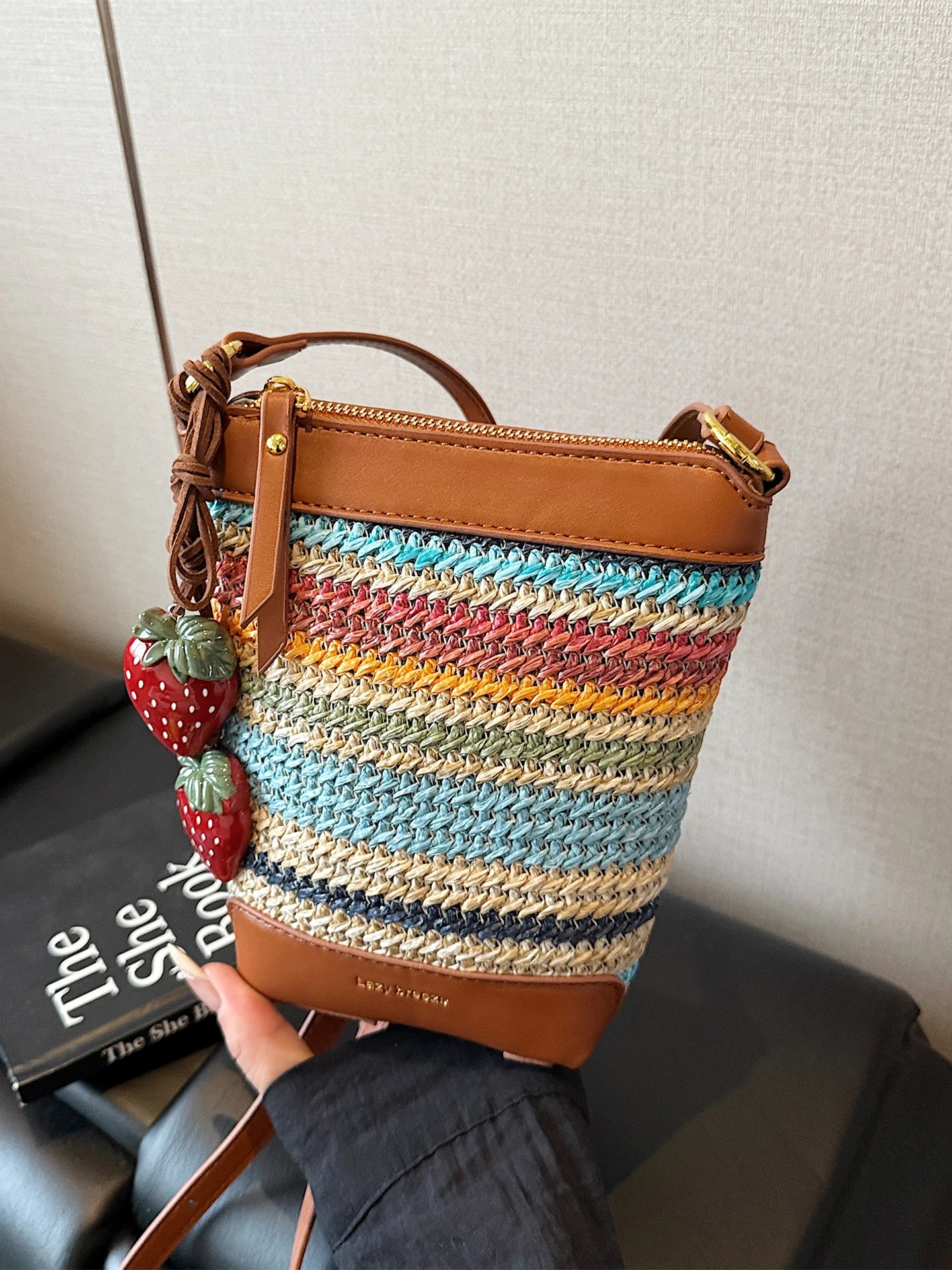 Handwoven Women's Shoulder Bag 2025 New Fashion Color Block Beach Vacation Crossbody Phone Bag Soft Striped Modern Neutral Style
Handwoven Women's Shoulder Bag 2025 New Fashion Color Block Beach Vacation Crossbody Phone Bag Soft Striped Modern Neutral Style