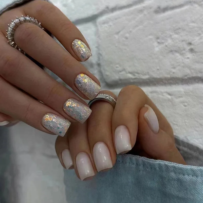 24 pieces of white gradient double nail art, 1 piece of jelly glue, and 1 nail file
24 pieces of white gradient double nail art, 1 piece of jelly glue, and 1 nail file