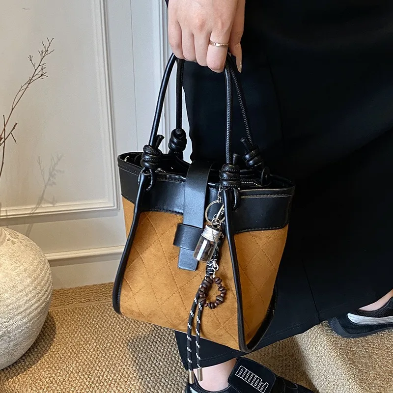 Large Capacity Designer PU Leather Tote Bag for Women Bucket Purse Top Handle Shoulder Handbag with Detachable Small Purse
Large Capacity Designer PU Leather Tote Bag for Women Bucket Purse Top Handle Shoulder Handbag with Detachable Small Purse