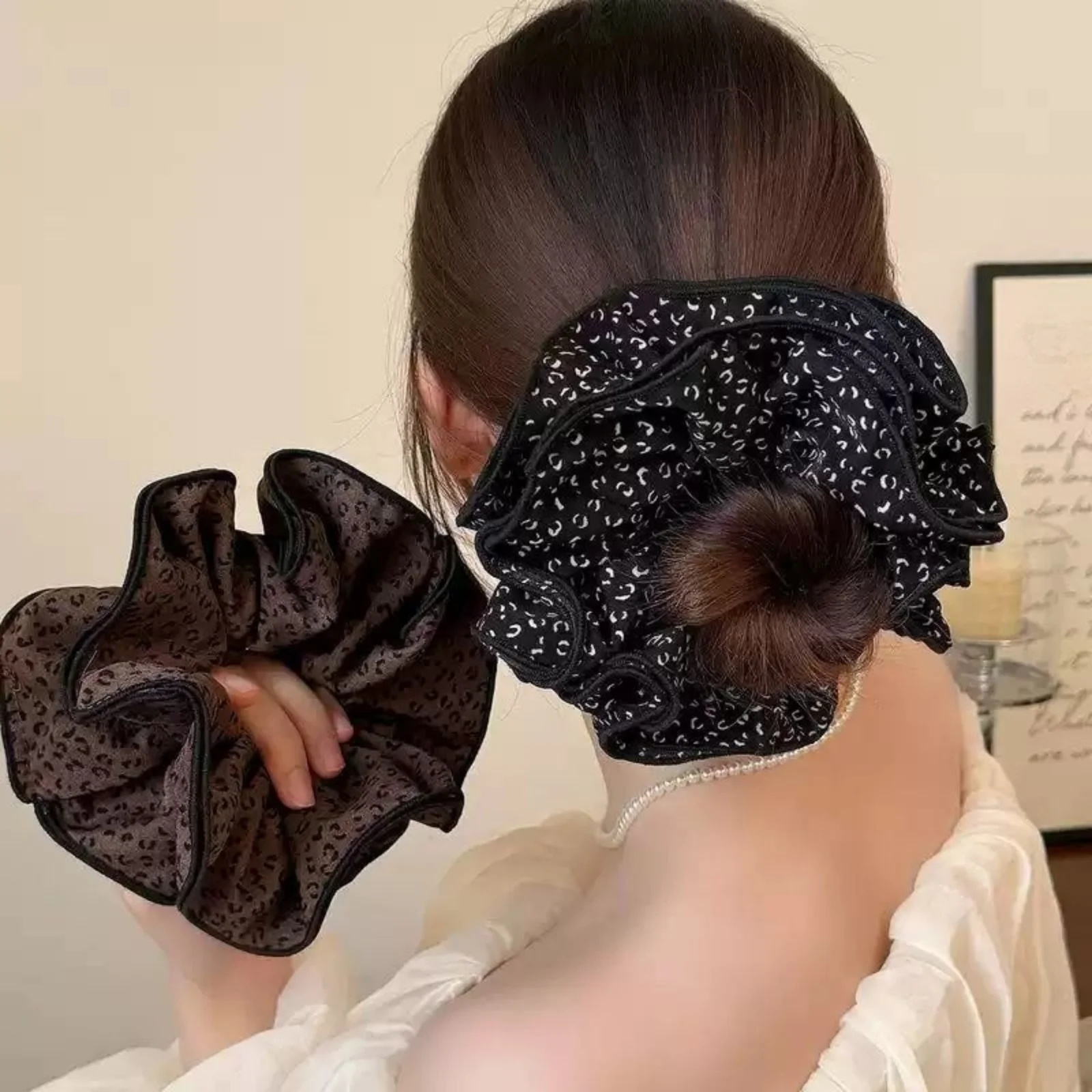1PC Large Ruffled Scrunchie Hair Bun Maker, Leopard & Ditsy Print Fashion Hair Accessory for Women
1PC Large Ruffled Scrunchie Hair Bun Maker, Leopard & Ditsy Print Fashion Hair Accessory for Women