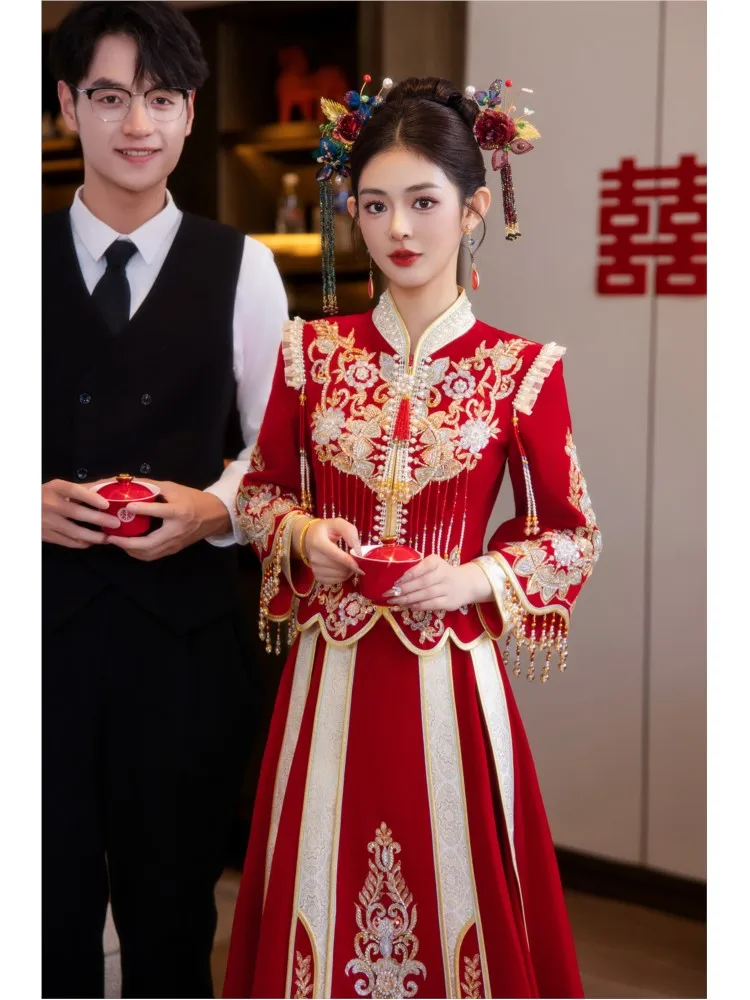Velvet phoenix crown and red wedding dress Chinese-style attire toasting
Velvet phoenix crown and red wedding dress Chinese-style attire toasting