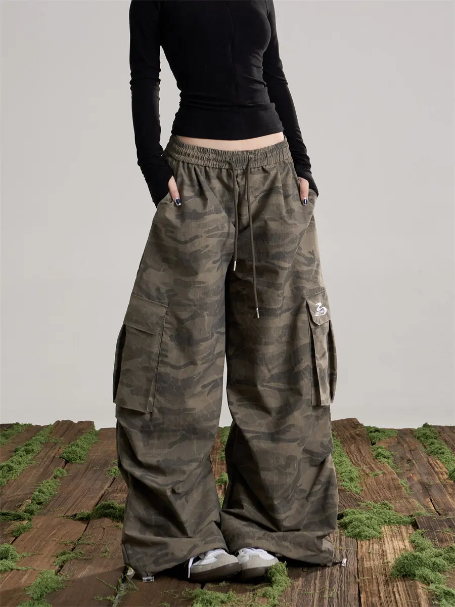 American Streetwear Vintage Camouflage Wide Leg Pants Loose Elastic Waist Workwear Style for Men And Women with Multiple Pockets
American Streetwear Vintage Camouflage Wide Leg Pants Loose Elastic Waist Workwear Style for Men And Women with Multiple Pockets