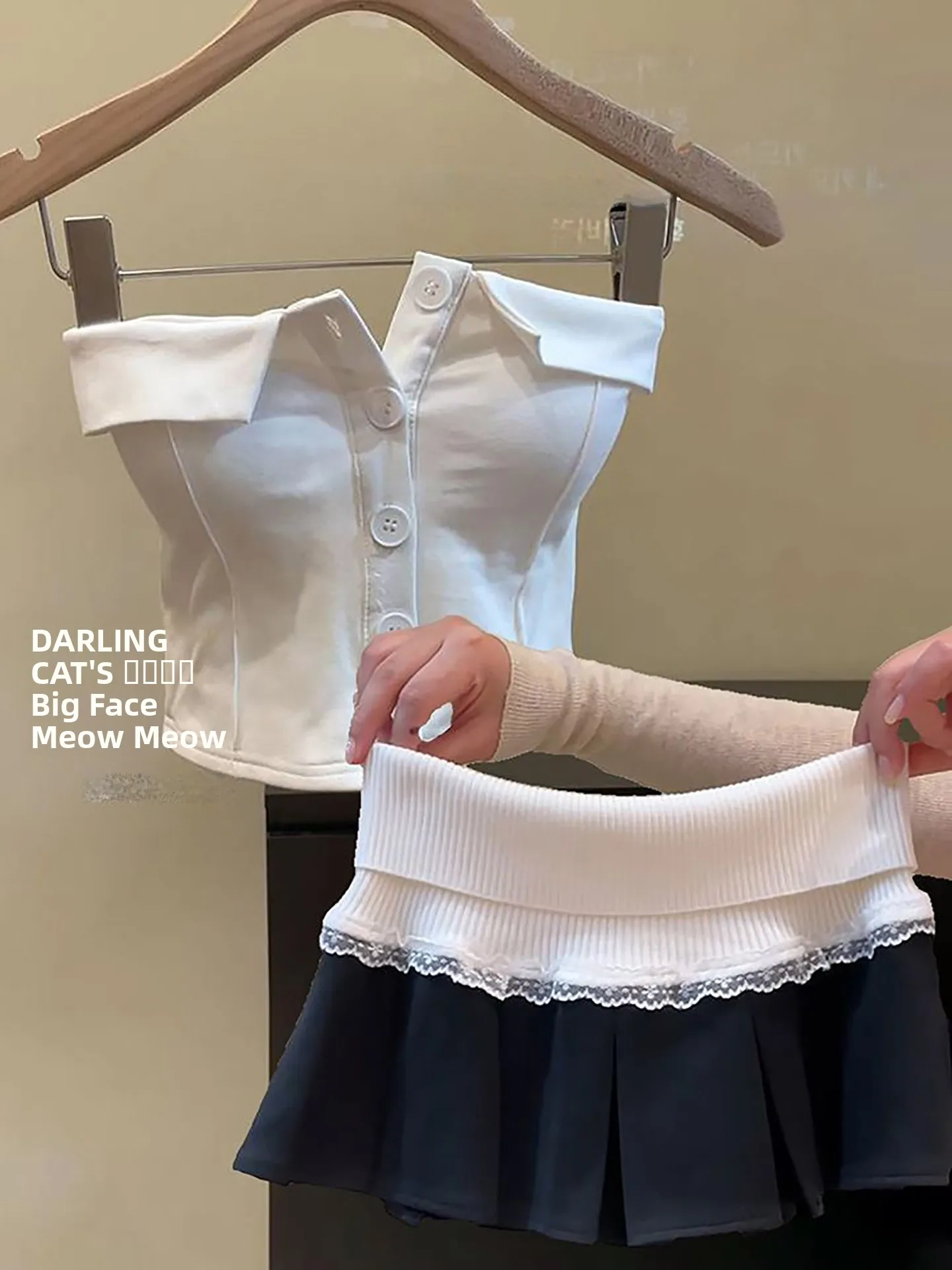 Корейский комплект из двух предметов, женская сексуальная юбка Bla, белый топ на бретельках, подходит для защиты от света, прогулочная мода
Корейский комплект из двух предметов, женская сексуальная юбка Bla, белый топ на бретельках, подходит для защиты от света, прогулочная мода