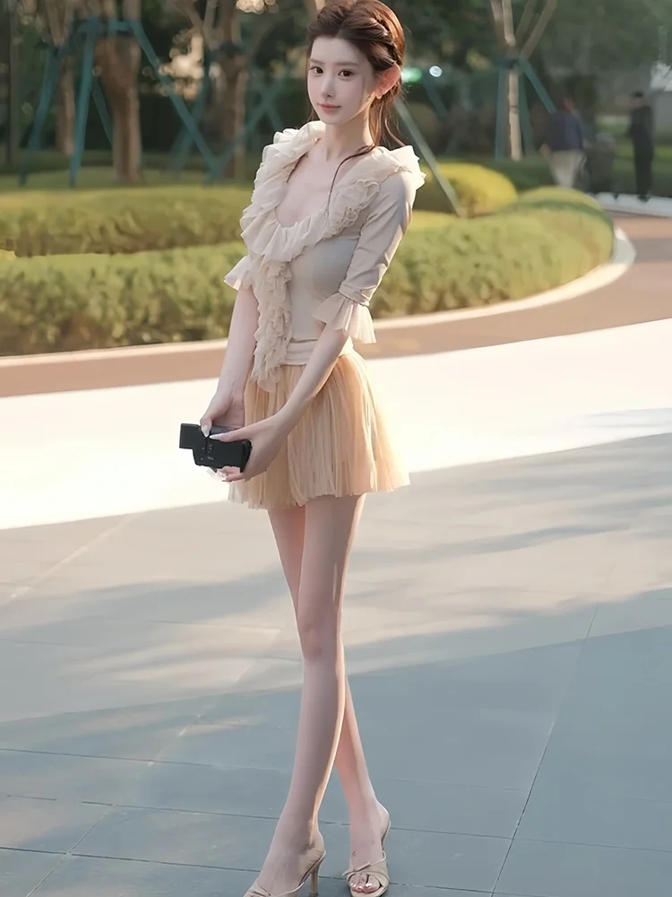 Unique Beautiful Women's Sexy Deep V Heavy Embellished Lace Top Fluffy Short Skirt Two Piece Set Fashionable Spring Outfit
Unique Beautiful Women's Sexy Deep V Heavy Embellished Lace Top Fluffy Short Skirt Two Piece Set Fashionable Spring Outfit