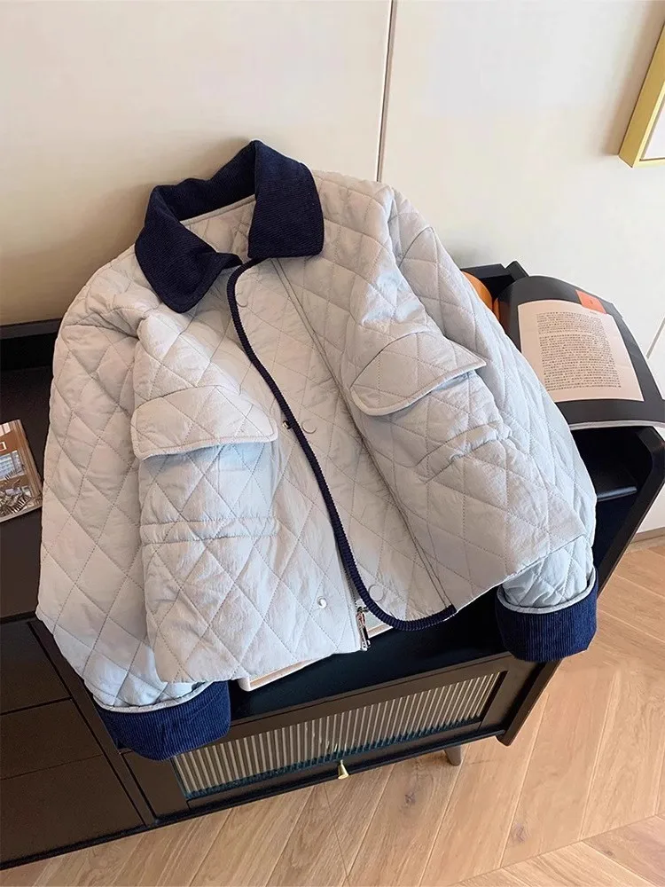 Ретро лоскутное цветное платье с теплым воротником и ромбовидным узором, хлопковая куртка, женская осенне-зимняя универсальная утягивающая верхняя одежда
Ретро лоскутное цветное платье с теплым воротником и ромбовидным узором, хлопковая куртка, женская осенне-зимняя универсальная утягивающая верхняя одежда