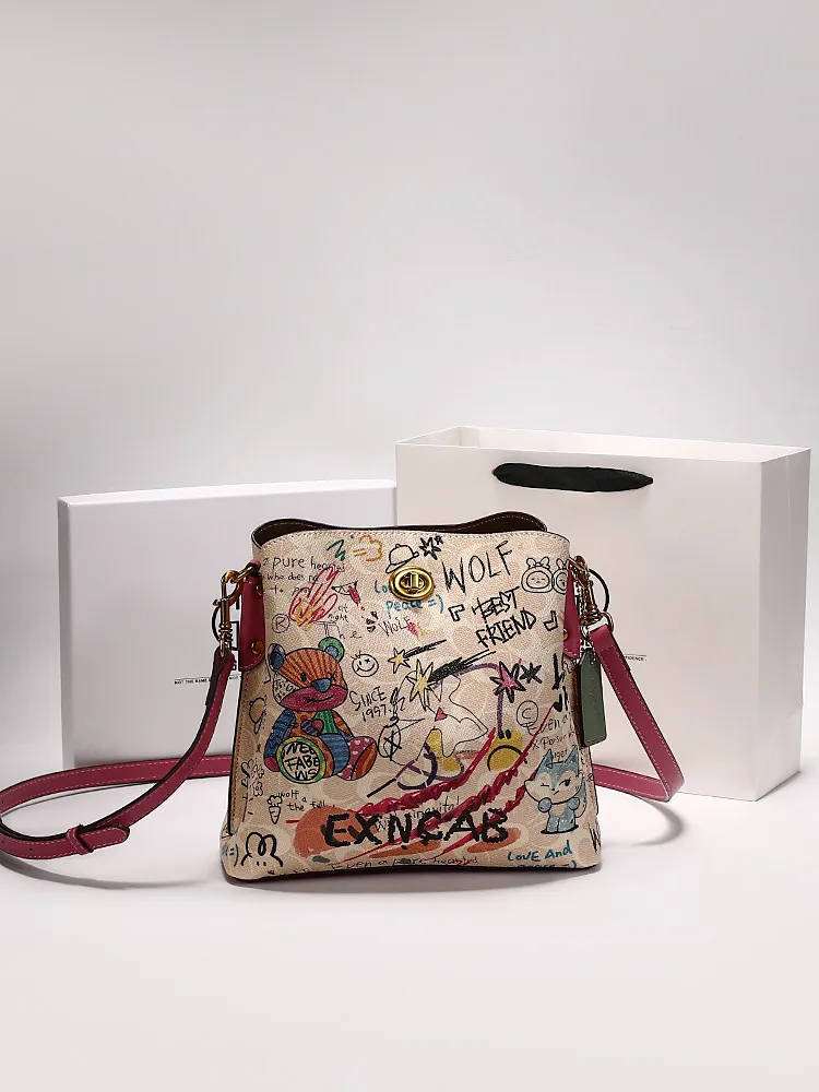 Fashion and Vintage Handheld Bucket Bag with Delicate Bear Graffiti and Popular Contrast Color Women Newly Trendy Crossbody Bag
Fashion and Vintage Handheld Bucket Bag with Delicate Bear Graffiti and Popular Contrast Color Women Newly Trendy Crossbody Bag