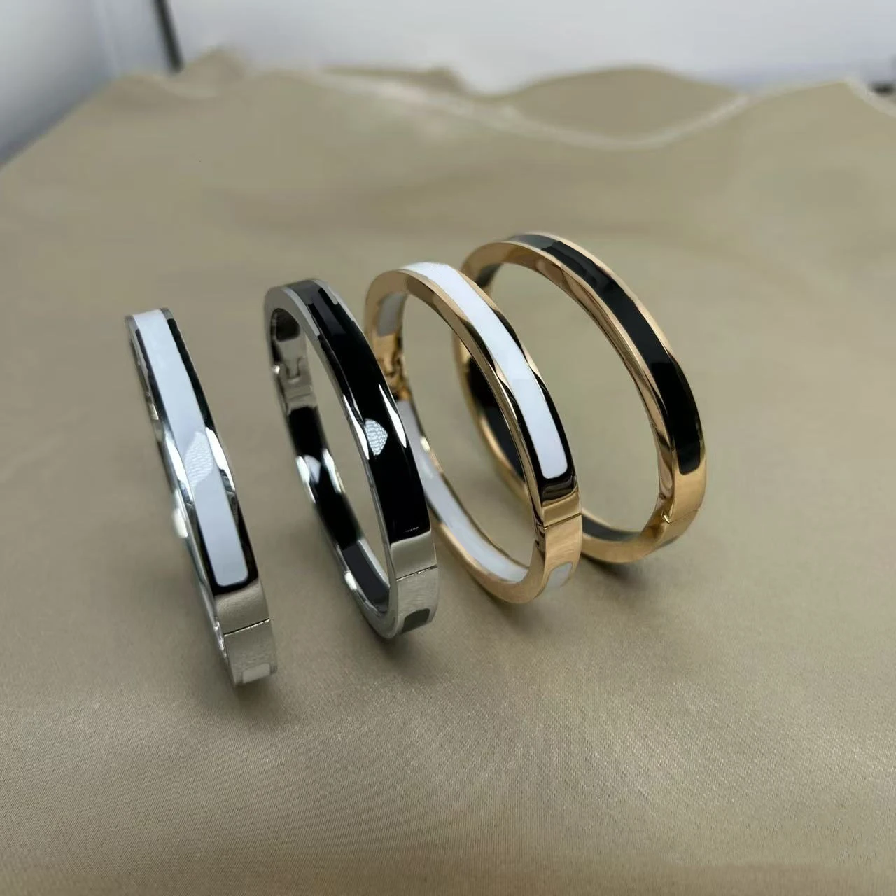 925 boutique jewelry classic ceramic design men's and women's bracelets, open the video to view the real shot logo
925 boutique jewelry classic ceramic design men's and women's bracelets, open the video to view the real shot logo