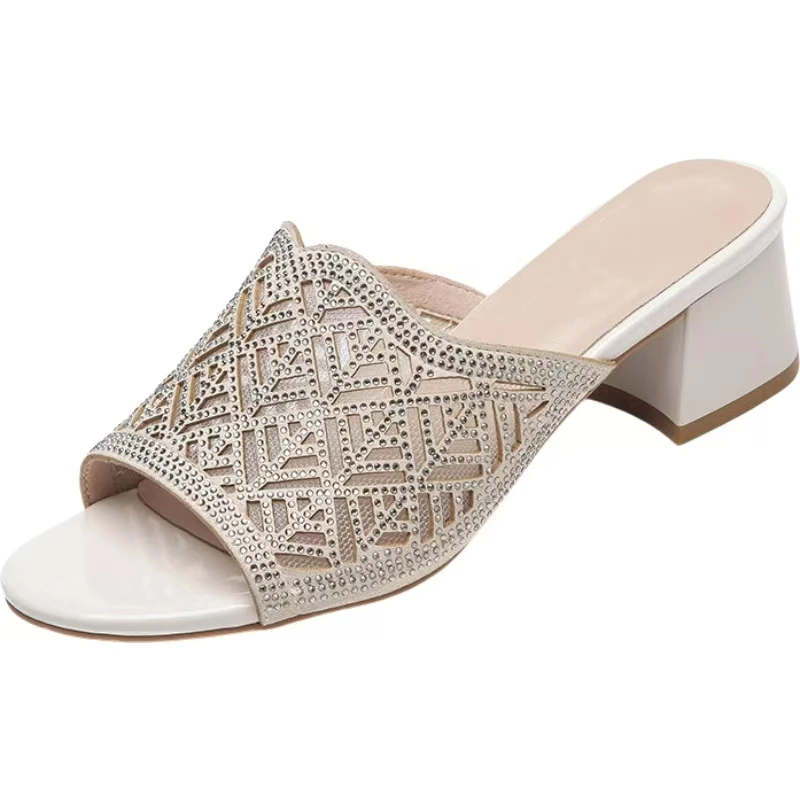 Женские летние тапочки со стразами на блочном каблуке, уличные тапочки с открытым носком, мягкая подошва, нескользящие кожаные сетчатые полые уличные тапочки, сандалии
Женские летние тапочки со стразами на блочном каблуке, уличные тапочки с открытым носком, мягкая подошва, нескользящие кожаные сетчатые полые уличные тапочки, сандалии