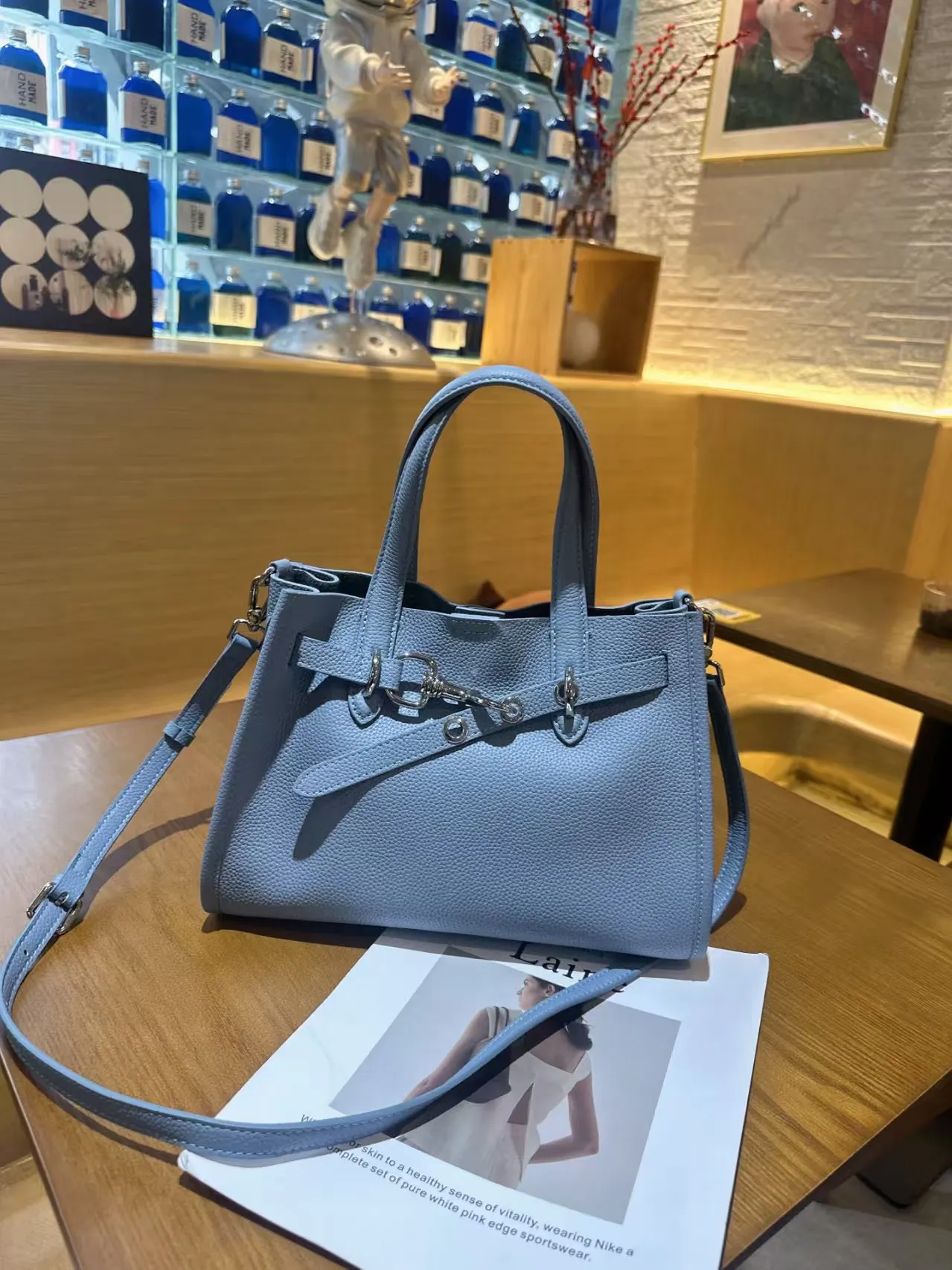 2025 New Commuter Versatile Genuine Leather Women's Bag Single oulder Slant Cross Handbag Large Capaci Briti Sle Soft...
2025 New Commuter Versatile Genuine Leather Women's Bag Single oulder Slant Cross Handbag Large Capaci Briti Sle Soft...