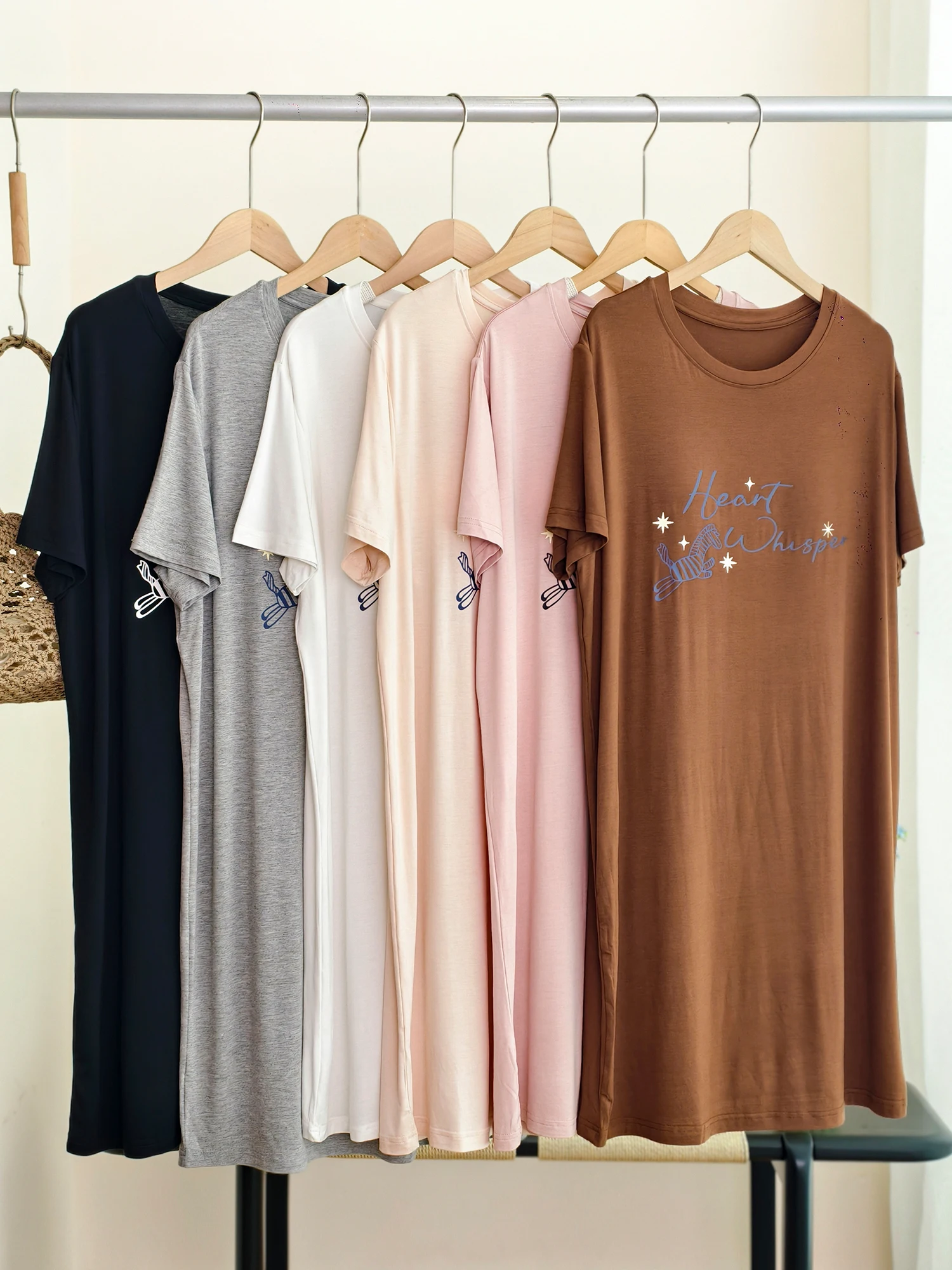 Silky Modal Skin-Friendly round Neck Sleepwear with Chest Pad Healing Print Comfortable Breathable Ladies' H-Style Dress
Silky Modal Skin-Friendly round Neck Sleepwear with Chest Pad Healing Print Comfortable Breathable Ladies' H-Style Dress