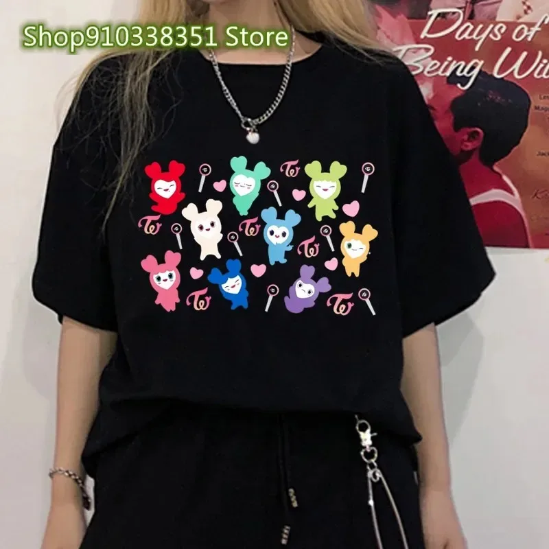 Kpop Twice Lovelys футболки в корейском стиле Harajuku эстетическая футболка для женщин музыкальные топы женская уличная одежда одежда с героями мультфильмов
Kpop Twice Lovelys футболки в корейском стиле Harajuku эстетическая футболка для женщин музыкальные топы женская уличная одежда одежда с героями мультфильмов