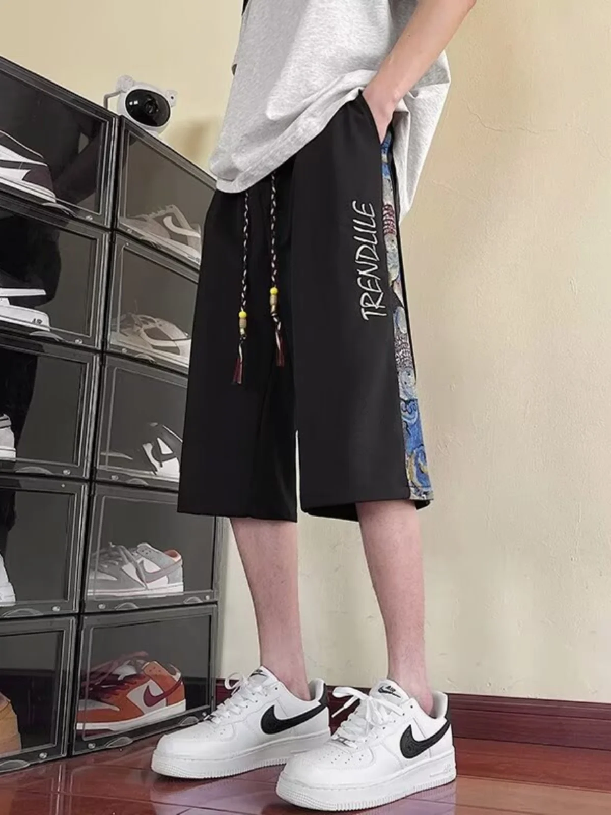 Мужские летние тонкие свободные прямые брюки-шаровары из ледяного шелка в американском повседневном спортивном стиле, выше колена, модные, больших размеров
Мужские летние тонкие свободные прямые брюки-шаровары из ледяного шелка в американском повседневном спортивном стиле, выше колена, модные, больших размеров