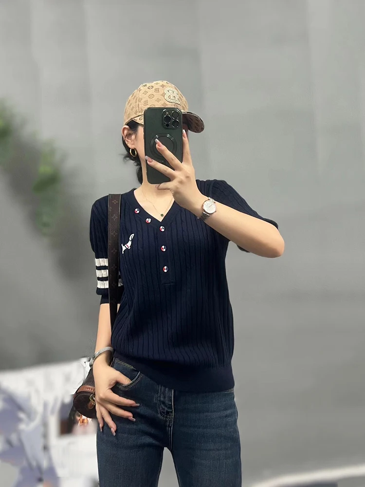 British Style V-Neck Knitted Slim Fit Five-Quarter Sleeve Pure Color Women's Top Fashion Versatile Lightweight Luxury T-Shirt
British Style V-Neck Knitted Slim Fit Five-Quarter Sleeve Pure Color Women's Top Fashion Versatile Lightweight Luxury T-Shirt