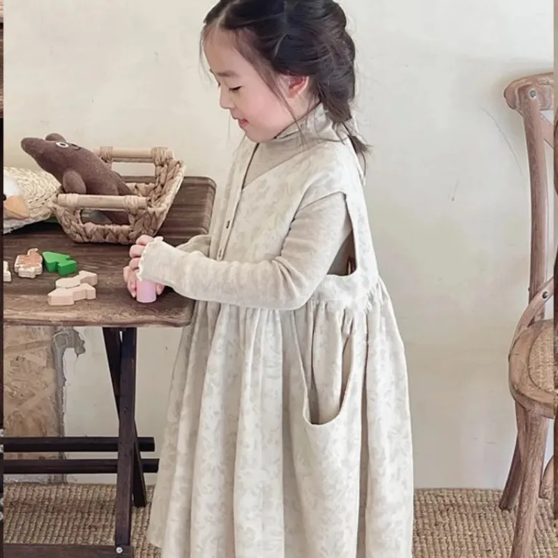 90-150cm Girls' Spring and Autumn Dress Set New Children's Retro Bottom Long Sleeve Top Tank Top Skirt Two Piece Set
90-150cm Girls' Spring and Autumn Dress Set New Children's Retro Bottom Long Sleeve Top Tank Top Skirt Two Piece Set