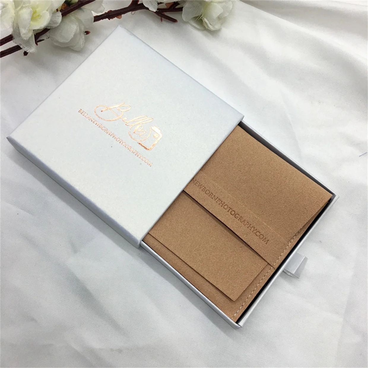 Изготовленный на заказ печать логотипа, ювелирные изделия, безделушки, упаковочные коробки, высококачественный ящик для хранения, серьги, коробка для колец с бархатными сумками из микрофибры
Изготовленный на заказ печать логотипа, ювелирные изделия, безделушки, упаковочные коробки, высококачественный ящик для хранения, серьги, коробка для колец с бархатными сумками из микрофибры