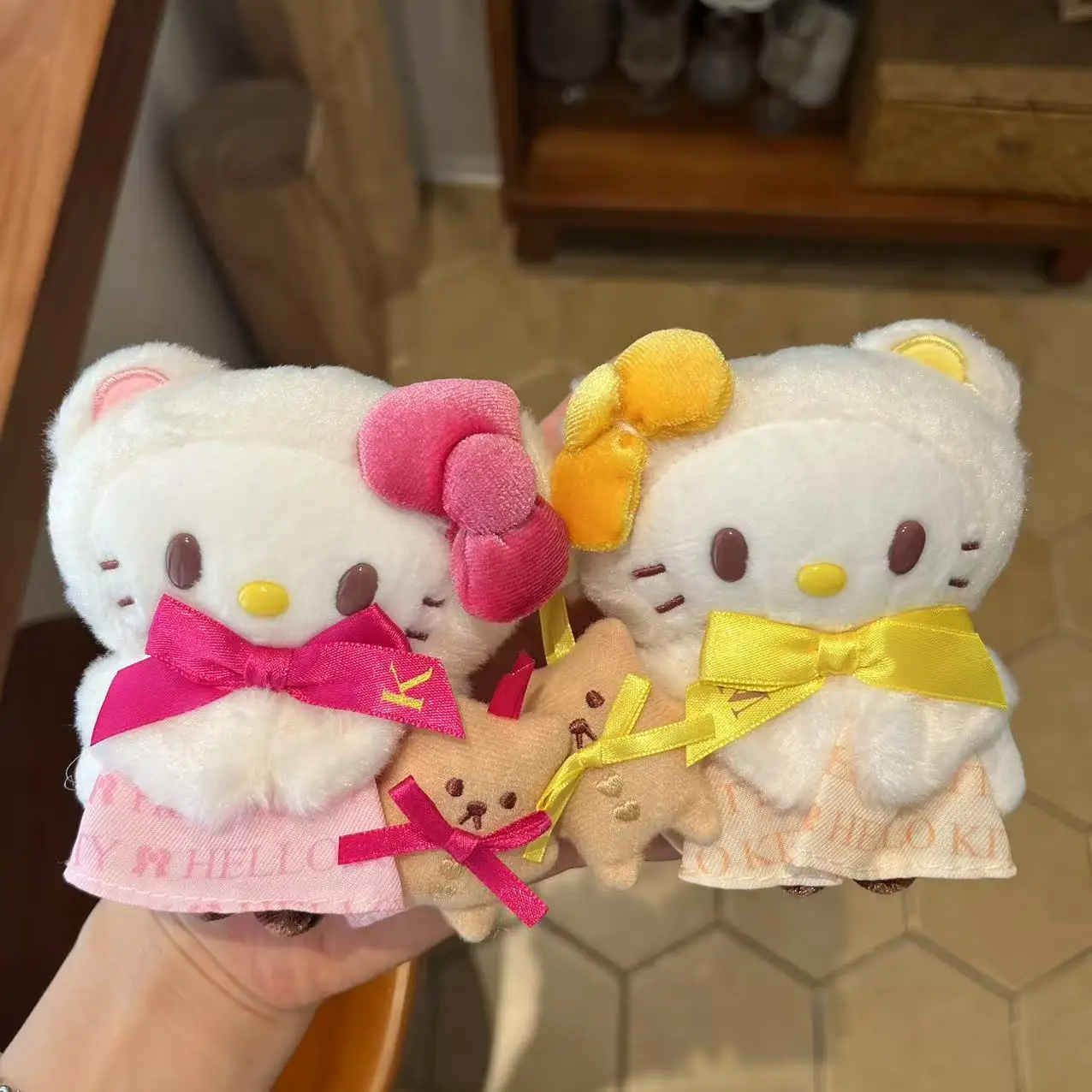 Девушка мультфильм милый медведь Hellokittys Happy Birthday Series плюшевая кукла Y2k сумка кулон кавайная игрушка украшение брелок подарок на день рождения
Девушка мультфильм милый медведь Hellokittys Happy Birthday Series плюшевая кукла Y2k сумка кулон кавайная игрушка украшение брелок подарок на день рождения