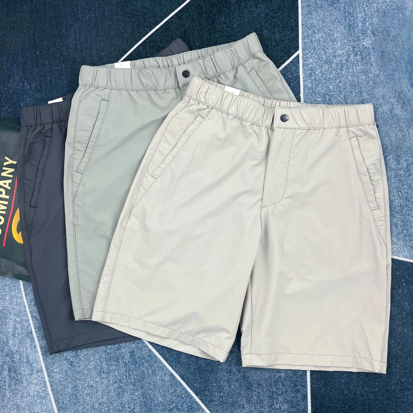 Lightweight quick-drying stretch sports shorts men's casual summer elastic waist five-point simple solid color mid-pants
Lightweight quick-drying stretch sports shorts men's casual summer elastic waist five-point simple solid color mid-pants