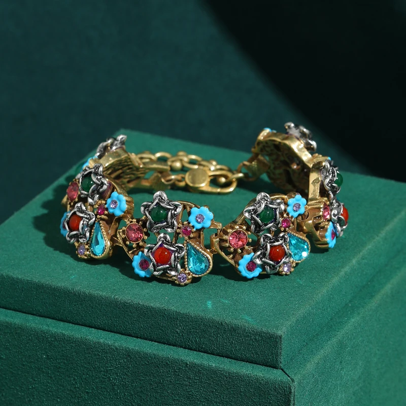 Vintage Red And Green Glaze Beads Charm Bracelet Blue Crystal Jewelry Candy Design Luxury Girls Antique Gold Plated Art Deco New
Vintage Red And Green Glaze Beads Charm Bracelet Blue Crystal Jewelry Candy Design Luxury Girls Antique Gold Plated Art Deco New