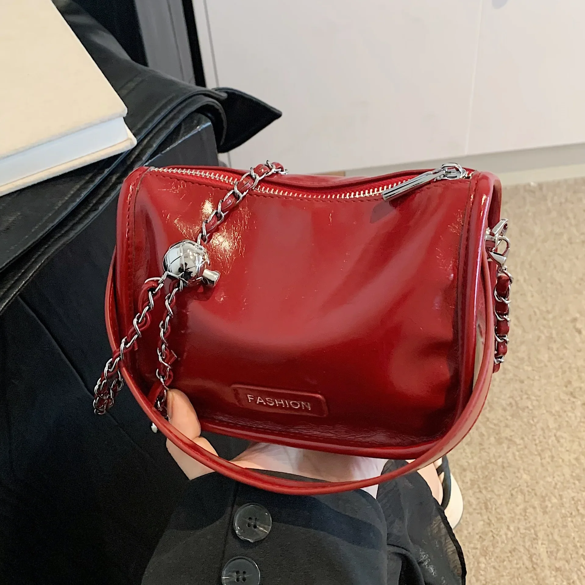 2025 Women's Premium Texture Fashionable Small Square Messenger Bag Versatile Chain Portable Pillow Bag, Exquisite Craftsmanship
2025 Women's Premium Texture Fashionable Small Square Messenger Bag Versatile Chain Portable Pillow Bag, Exquisite Craftsmanship