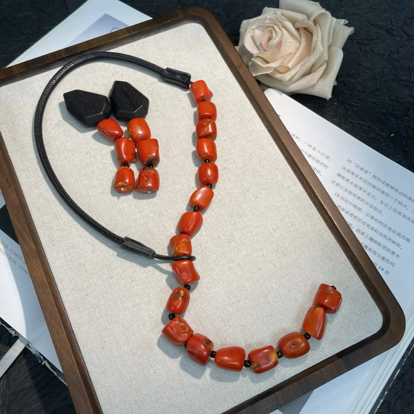 Luxury Retro Handcrafted Red Coral Sandalwood Necklaces Stud Earring High-End Women'S Jewelry Set
Luxury Retro Handcrafted Red Coral Sandalwood Necklaces Stud Earring High-End Women'S Jewelry Set
