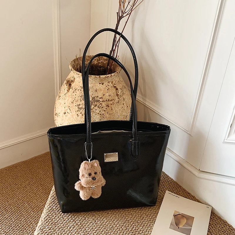 Elegant Luxury Purse Bag With Messenger Function Vintage Style Letter Logo And Solid Color Design
Elegant Luxury Purse Bag With Messenger Function Vintage Style Letter Logo And Solid Color Design