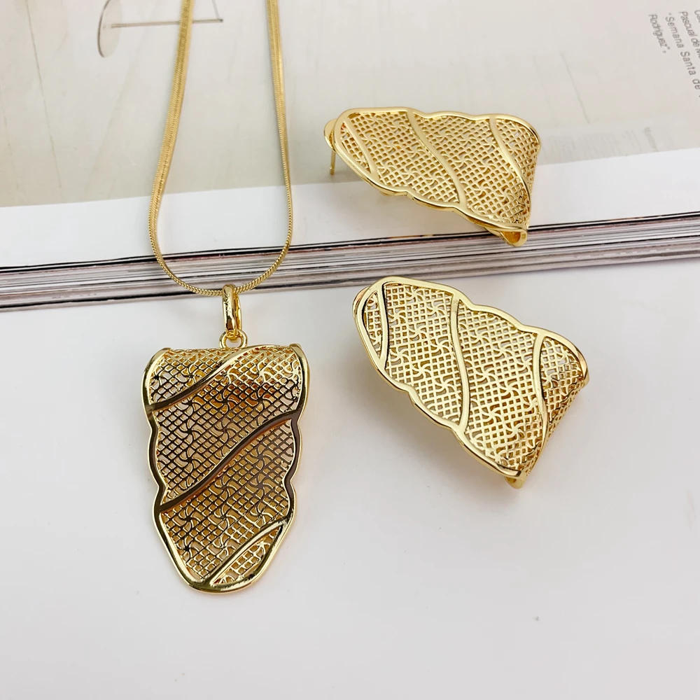 Новейший красивый каменный кулон с серьгами Дубай Fine Jewelry для женщин FHK20172
Новейший красивый каменный кулон с серьгами Дубай Fine Jewelry для женщин FHK20172
